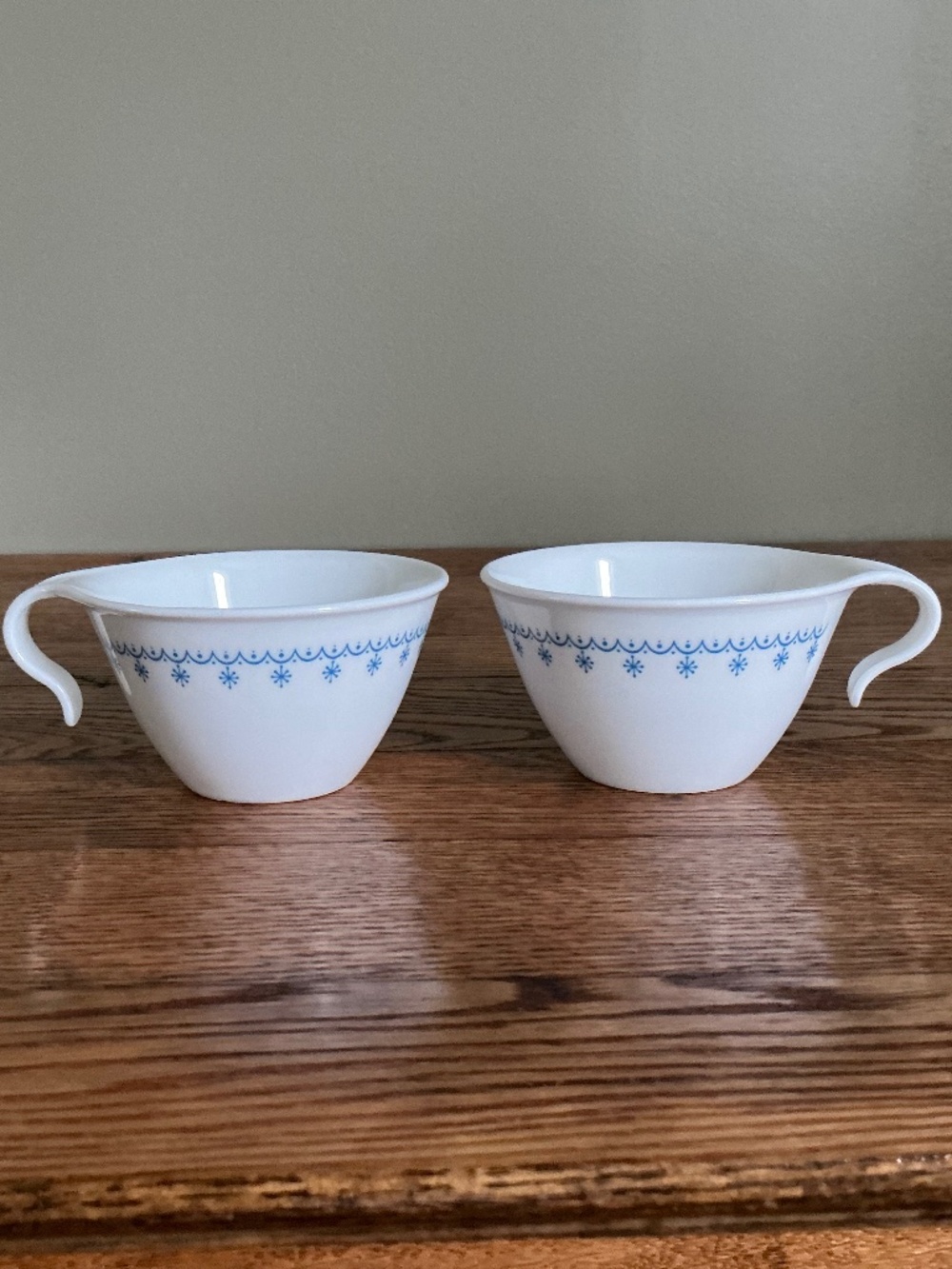 Vintage Corelle Livingware Snowflake Blue Garland Coffee Tea Cups Hook Handle